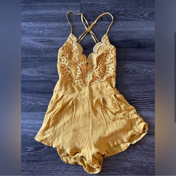 Lulu's Yellow Lace Romper - Picture 3 of 7